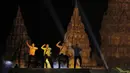Penari saat prosesi kirab obor di Candi Prambanan, Rabu (18/7/2018). Api obor Asian Games tersebut akan dibawa mengelilingi 18 provinsi. (Bola.com/M Iqbal Ichsan)