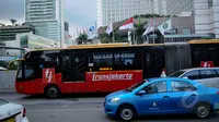 Bus TransJakarta melewati kawasan Bundaran HI, Jakarta, Senin (9/3/2015). PT Transjakarta menghentikan operasional 30 bus merek Zhongtong pasca insiden terbakarnya bus buatan Tiongkok itu pada Minggu (8/3) kemarin. (Liputan6.com/Faizal Fanani)