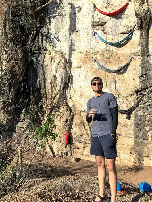 Hobi ekstrem yang pernah dijajal Achmad Megantara adalah rock climbing. Memanjat tebing batu memang butuh latihan dan stamina yang baik. Seperti sudah profesional, Achmad Megantara nampak santai dengan mengenakan outfit serba abu-abu. Memadukan manset hitam dengan t-shirt abu-abu serta celana pendek. Ia pun hanya menggunakan sepatu sandal sebagai alas kaki.