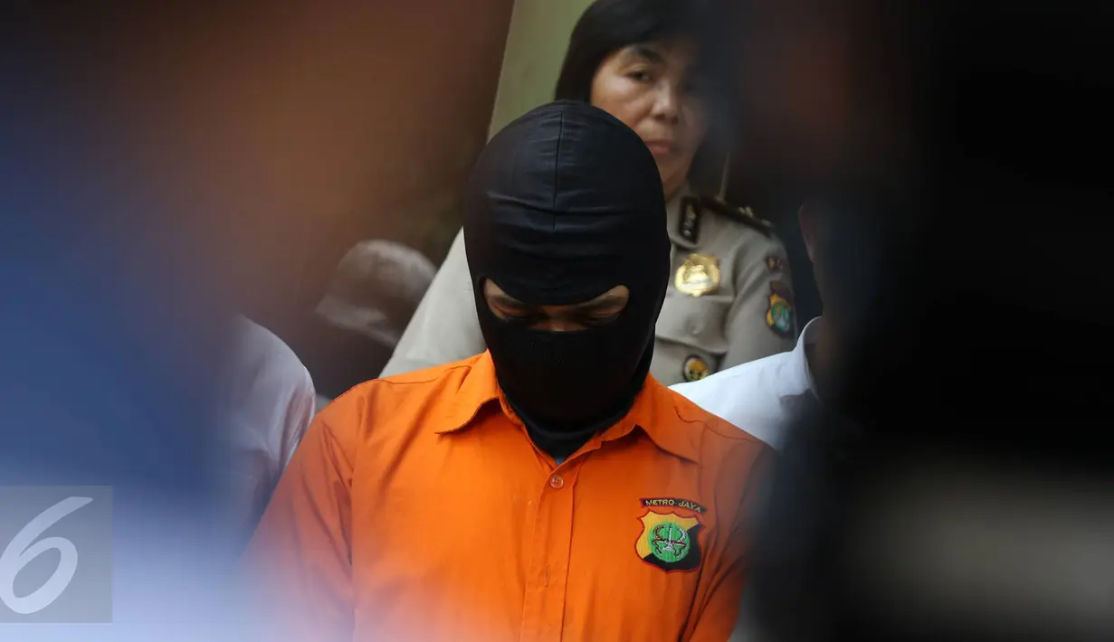 Karyawan PT Mediatrac Sistem Komunikasi, SAR (24) yang ditetapkan sebagai tersangka kasus videotron porno di Prapanca, Kebayoran Baru, saat rilis kasus videotron di Polda Metro Jaya, Jakarta, Rabu (5/10). (Liputan6.com/Immanuel Antonius)