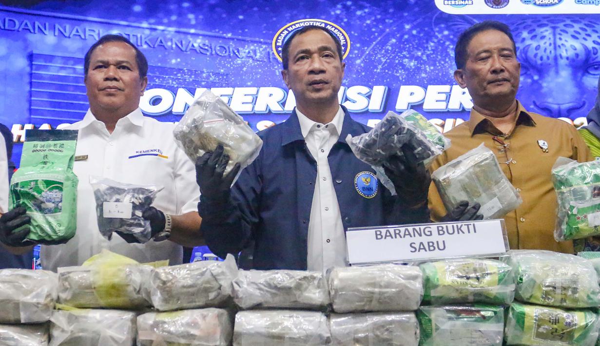 Pelaksana Tugas Deputi Bidang Pemberantasan Badan Narkotika Nasional (BNN), Roy Hardi Siahaan (tengah) saat menunjukkan hasil Operasi Saber Bersinar 2026 di Kantor BNN RI, Jakarta, Selasa (19/5/2026). (merdeka.com/Arie Basuki)