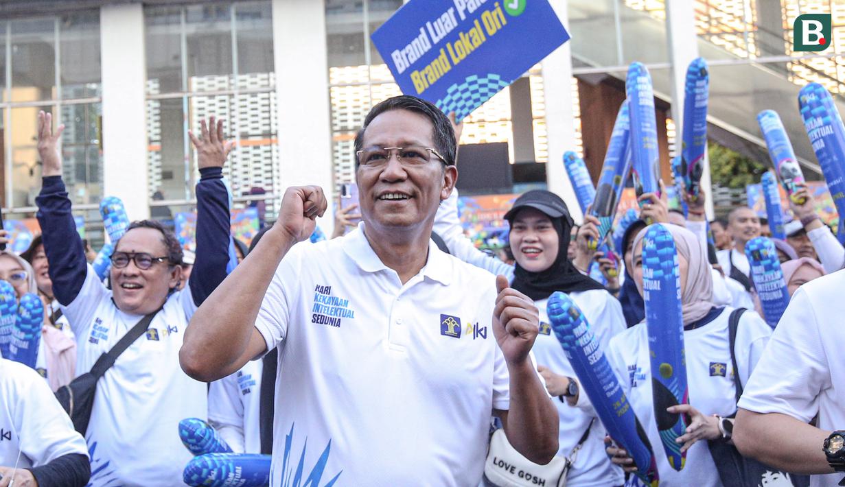 Menteri Hukum Supratman Andi Agtas, tampak asik berjoget bersama para peserta yang mengikuti fun walk peringatan Hari Kekayaan Intelektual Sedunia 2026 yang berlangsung di Sarinah, Jakarta Pusat pada Minggu (26/4/2026). (Bola.com/Abdul Aziz)