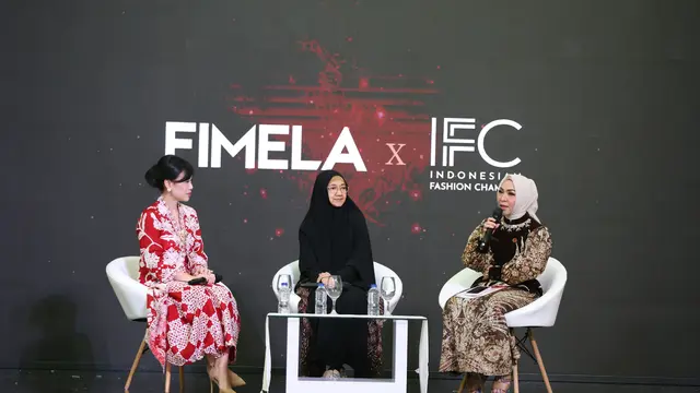  Pesona Kain Sasirangan, Warisan Kalimantan Selatan dalam Siluet Modern di Parade Wastra Nusantara 2025