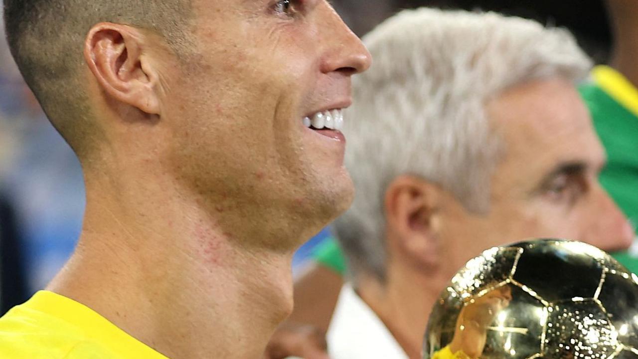 FOTO: Semringah Cristiano Ronaldo Antar Al Nassr Raih Juara, Trofi Emas Liga Champions Arab 2023 Berhasil Dia Pegang