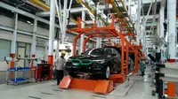 PT BMW Group Indonesia mulai melakukan perakitan sedan mewah terbarunya, all new BMW Seri 5. (Arief/Liputan6.com)