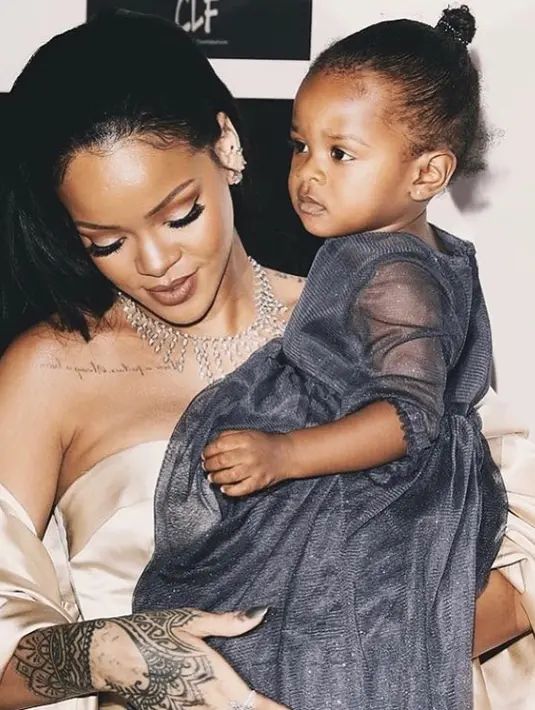 Dilansir dari HollywoodLife, Rihanna akhir-akhir ini memikirkan keinginannya untuk menjadi ibu. (instagram/badgalriri)