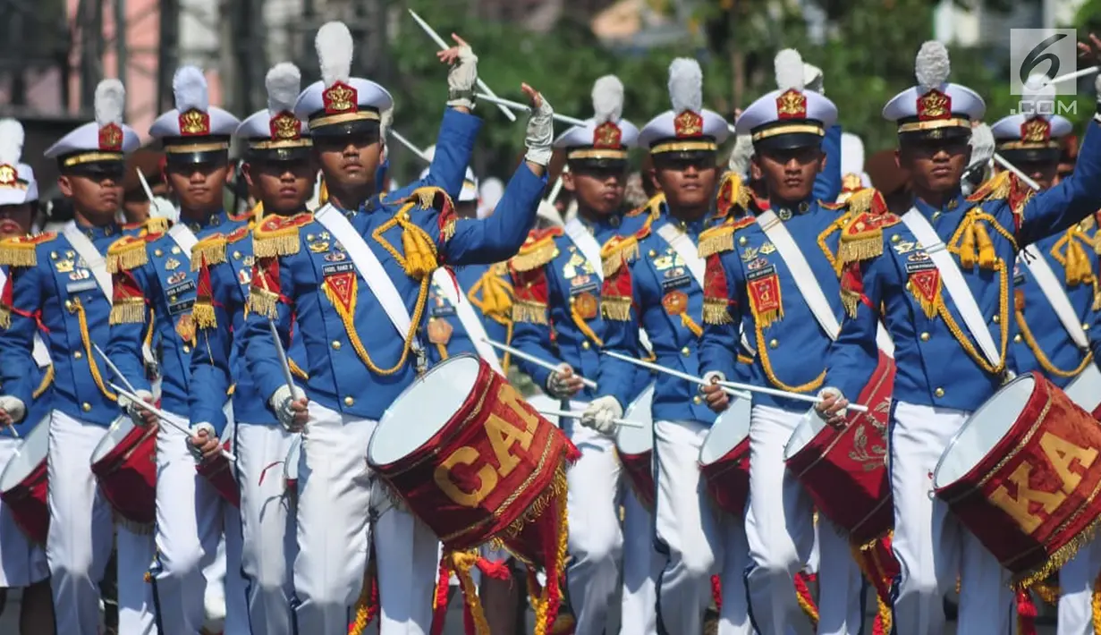 Drum Band Akmil memeriahkan kirab defile perayaan HUT ke-73 Bhayangkara di kawasan Simpang Lima Semarang, Rabu (10/7/2019). Kirab defile itu menampilkan aeromodeling, polisi cilik, seni bela diri, drum band, barongsari, kesenian Jateng, komunitas,dan Ormas. (Liputan6.com/Gholib)