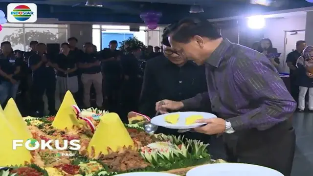 Di penghujung acara, secara symbolis dewan direksi Indosiar memotong lima nasi tumpeng dan menyerahkan kepada lima tokoh agama yang hadir.
