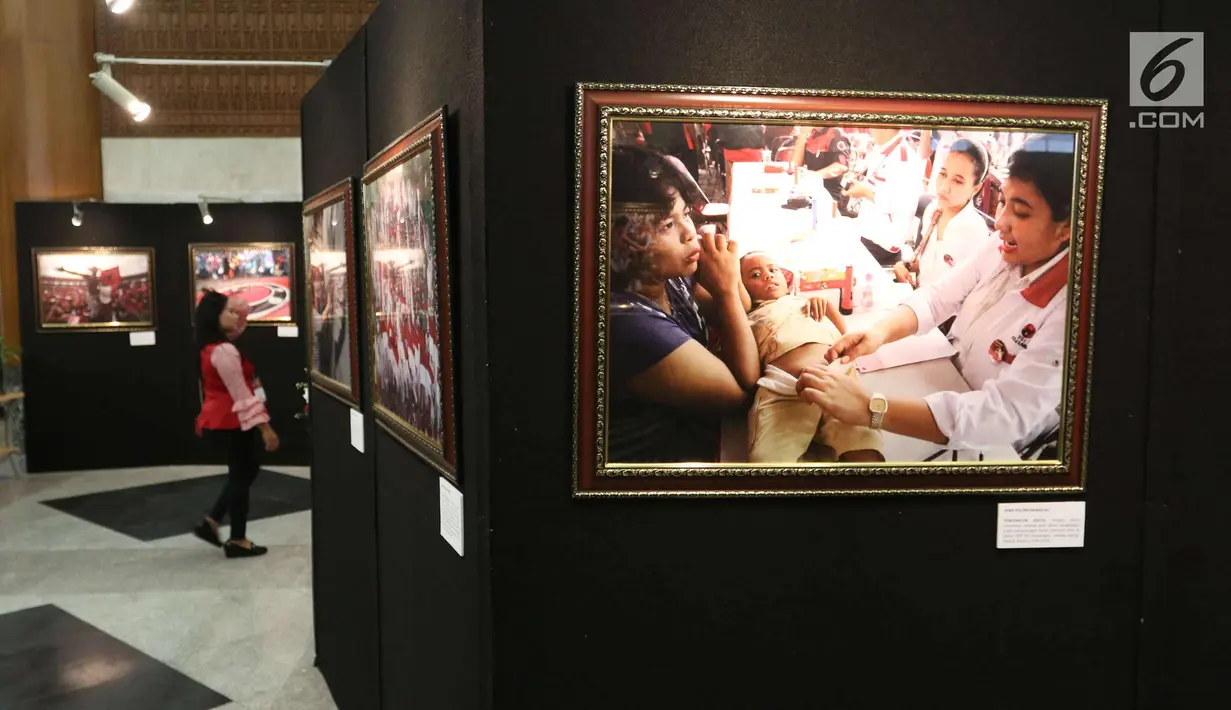 Sejumlah foto sejarah PDIP yang dipamerkan di JCC, Jakarta, Rabu (10/1). Pameran foto tersebut merupakan rekam jejak perjalanan PDIP di HUT yang ke-45. (Liputan6.com/Angga Yuniar)