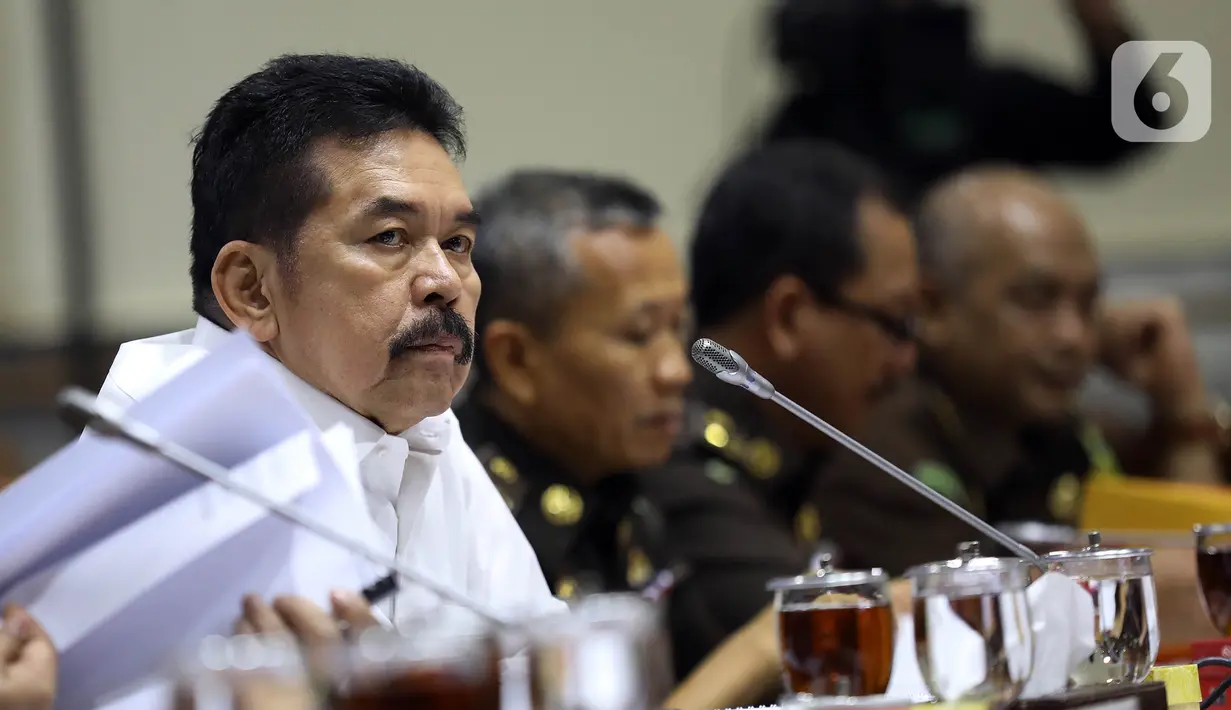 Jaksa Agung ST Burhanuddin (kiri) saat menghadiri rapat kerja dengan Komisi III DPR di Kompleks Parlemen, Jakarta, Kamis (16/1/2020). Dalam rapat ini ST Burhanuddin menjelaskan perkembangan kasus dugaan korupsi PT Asuransi Jiwasraya (Persero) kepada Komisi III DPR. (Liputan6.com/Johan Tallo)