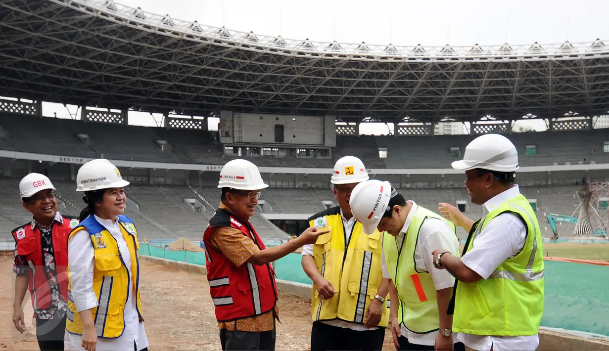 Wakil Presiden, Jusuf Kalla (ketiga kiri) menunjuk Ketua KOI Erick Thohir saat meninjau proyek renovasi Stadion Gelora Bung Karno, Jakarta, Minggu (26/3). Peninjauan ini terkait persiapan pelaksanaan Asian Games 2018. (Liputan6.com/Helmi Fithriansyah)