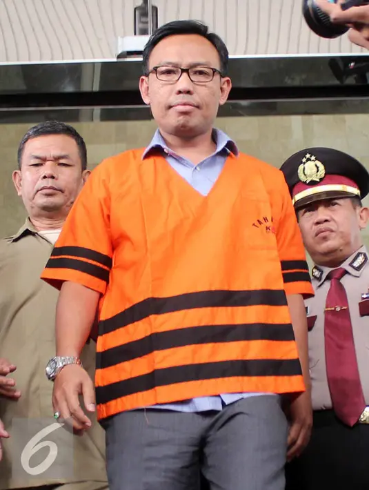 Ekspresi Budi Rachmat Kurniawan (BRK) saat keluar dari gedung KPK, Jakarta, Kamis (6/8/2015). BRK ditahan usai menjalani pemeriksaan KPK karena diduga terlibat korupsi pembangunan diklat pelayaran Sorong tahap 3. (Liputan6.com/Helmi Afandi)