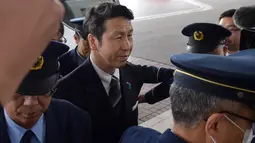 Gubernur Niigata, Ryuichi Yoneyama tiba untuk menghadiri konferensi pers di kota Niigata, Jepang, 17 April 2018. Yoneyama (50) mundur dari jabatan untuk menghindari pergolakan politik terkait skandal skandal seks yang menjerat dirinya. (JIJI PRESS / AFP)