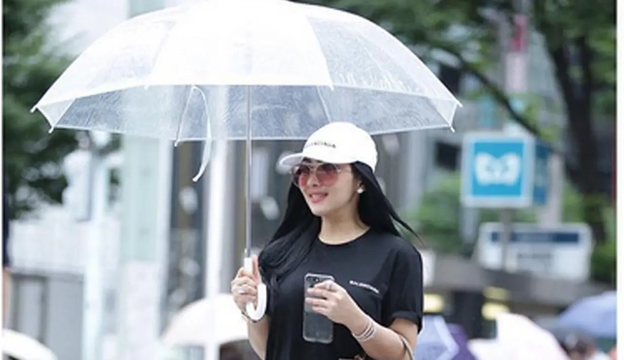 Salah satu alasan kenapa memilih lebaran di Hongkong, penyanyi asal Sukabumi itu mengaku, bahwa negara tersebut tidak memberlakukan visa bagi turis.  Sehingga, asisten rumah tangganya bisa ikut menikmati libur lebaran di sana. (Instagram/princessyahrini)