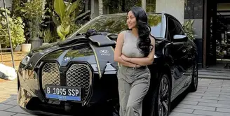 Melalui akun Instagram pribadinya, Rachel memperlihatkan mobil barunya. Mobil mewah ini merupakan kado untuk dirinya sendiri. [Foto: instagram.com/rachelvennya]
