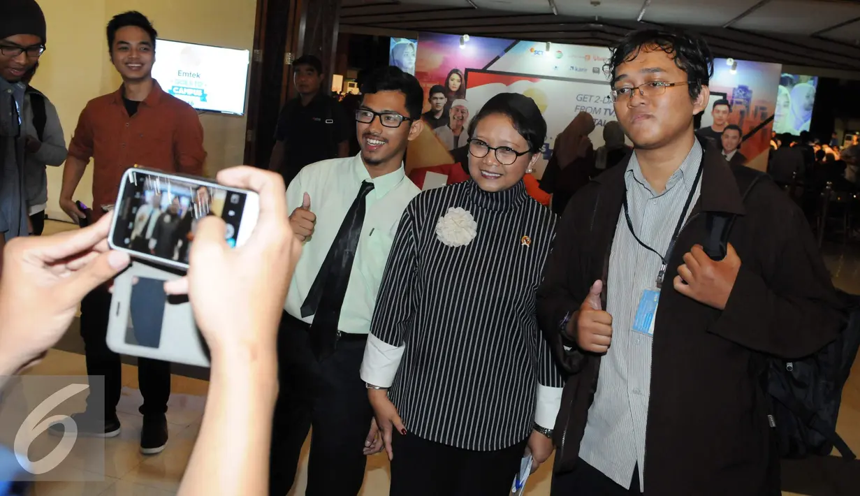 Menteri Luar Negeri Retno Marsudi berfoto dengan peserta setelah menjadi pembicara di Emtek Goes to Campus (EGTC) 2016 di Universitas Gadja Mada, Yogyakarta, Rabu (02/11). (Liputan6.com/Helmi Affandi)