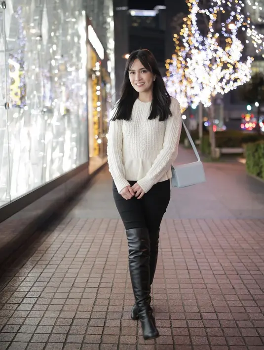 Jalan santai di malam hari, Shandy tampil minimalis dengan sweater rajut putih dan long pants hitam. @shandyaulia.