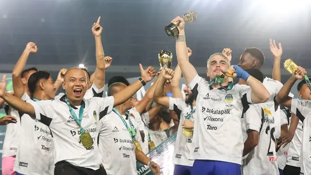 Skuad PSIM Yogyakarta mengangkat trofi juara Pegadaian Liga 2 2024/2025 (c) Bola.net/Abdul Aziz