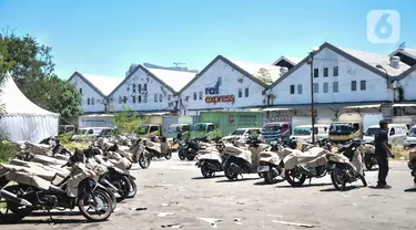 Aktivitas petugas saat melakukan pengemasan ratusan sepeda motor yang akan dikirim ke daerah asal para pemudik di Stasiun Jakarta Gudang KAI Logistik, Kampung Bandan, Jakarta Utara, Rabu (12/4/2023). (merdeka.com/Iqbal S. Nugroho)