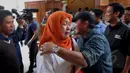 Pihak keluarga dari mantan Walikota Makassar Ilham Arief Sirajuddin menyambut bahagia dan haru keputusan hakim yang mengabulkan gugatan praperadilan, Jakarta,  Selasa (12/05/2015). (Liputan6.com/Andrian M Tunay)