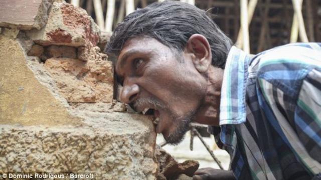 Pria Ini Cuma Makan Batu Bata, Kerikil dan Lumpur