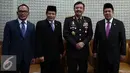 Calon Kepala BIN Komjen Pol Budi Gunawan foto bersama Menaker Hanif Dhakiri (kiri), Wakil Ketua DPR Taufik Kurniawan (kedua kiri) dan Wakil Ketua DPR Fahri Hamzah sebelum Rapat Paripurna Ke 6 DPR di Jakarta, Kamis (8/9). (Liputan6.com/Johan Tallo)