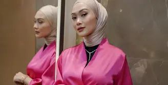 Nuansa pink selalu memberikan kesan glamor saat dipakai. Untuk mengimbangi nuansa meriha, selaraskan dengan hijab warna lembut agar jadi satu kesatuan yang tetap terlihat elegan. (Foto: Indahnadapuspita/ Instagram)