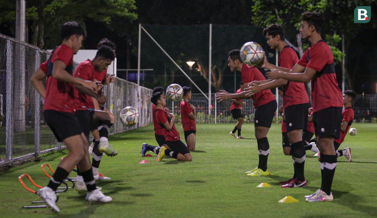 Sejumlah pemain Timnas Indonesia U-22 saat berlatih menjelang SEA Games 2023 di Lapangan A, Kompleks Stadion Utama Gelora Bung Karno (SUGBK), Senayan, Jakarta, Rabu (05/04/2023). Garuda Muda nantinya akan tergabung di Grup A bersama tuan rumah Kamboja, Timor Leste, Filipina, dan Myanmar. (Bola.com/Bagaskara Lazuardi)