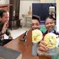 Presiden Jokowi melakukan sambungan panggilan video dan mengucapkan selamat secara langsung kepada Greysia Polii/Apriyani Rahayu. (Foto: tangkapan layar dari Youtube Sekretariat Presiden).