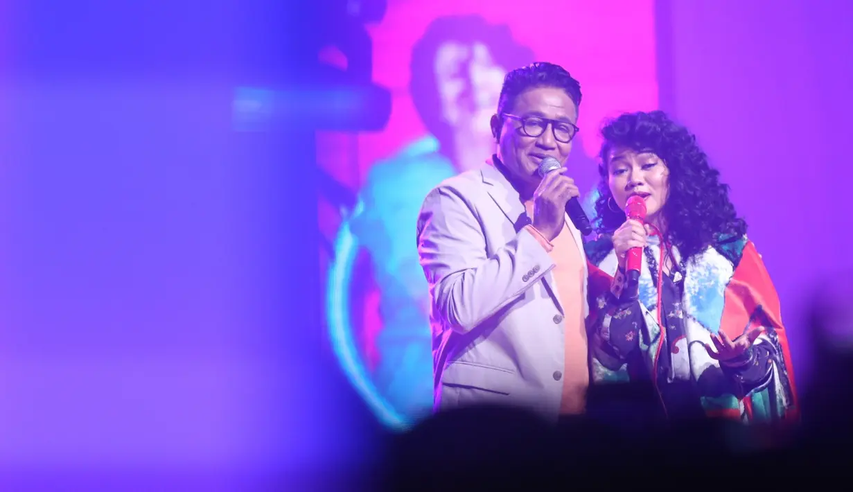 Sebelumnya, Andre juga terlibat duet dengan penyanyi Yura Yunita. Mereka melantunkan lagu Karena Kutahu Engkau Begitu. Keduanya juga membawakan begitu mesra. Andre memeluk Yura dari belakang. (Nurwahyunan/Bintang.com)