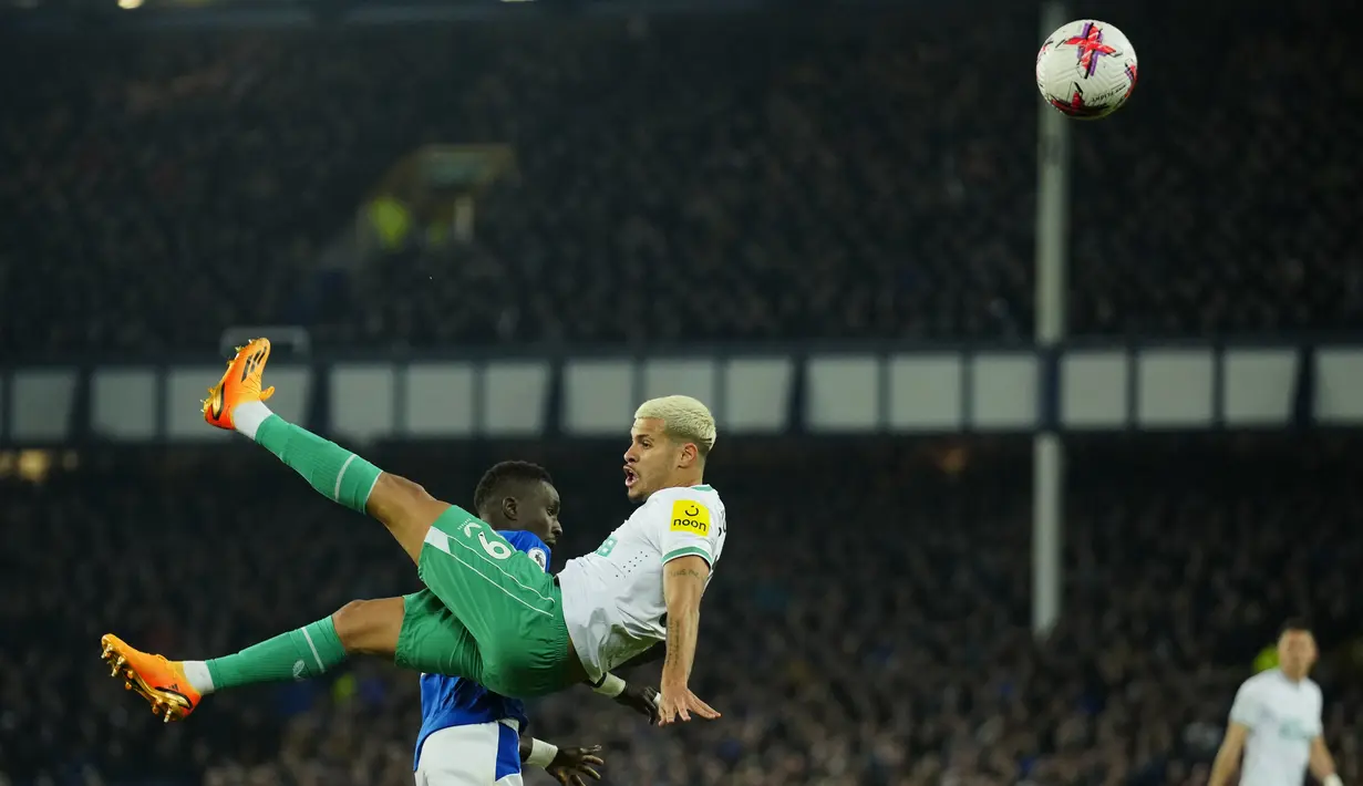 <p>Di pertandingan ini, Newcastle United menang telak atas tuan rumah Everton dengan skor 4-1. (AP Photo/Jon Super)</p>
