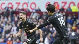 Selebrasi Jorginho (kiri) setelah membuat gol ketiga untuk Arsenal ke gawang Aston Villa pada pertandingan pekan ke-24 Premier League 2022/2023 yang berlangsung di Villa Park, Sabtu (18/2/2023). Ini merupakan gol pertama Jorginho untuk Arsenal. (AP Photo/Jon Super)