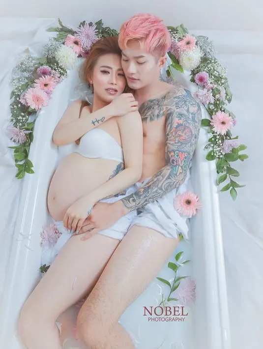 Dukun bayi yang biasa membantu untuk proses melahirkan jaman dulu. Beragam tanggapan warganet melihat foto maternity pasangan ini. (Instagram/leejeonghoon)