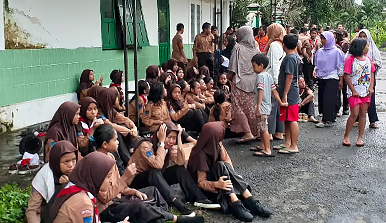 Siswa SMPN 1 Turi berkumpul di lokasi penyelamatan usai terkena banjir bandang di Sungai Sempor, Sleman, Yogyakarta, Jumat (21/2/2020). Sebelumnya, diberitakan 250 siswa SMPN 1 Turi terkena arus banjir bandang saat melakukan kegiatan susur sungai. (AFP Photo/HO/BNPB)