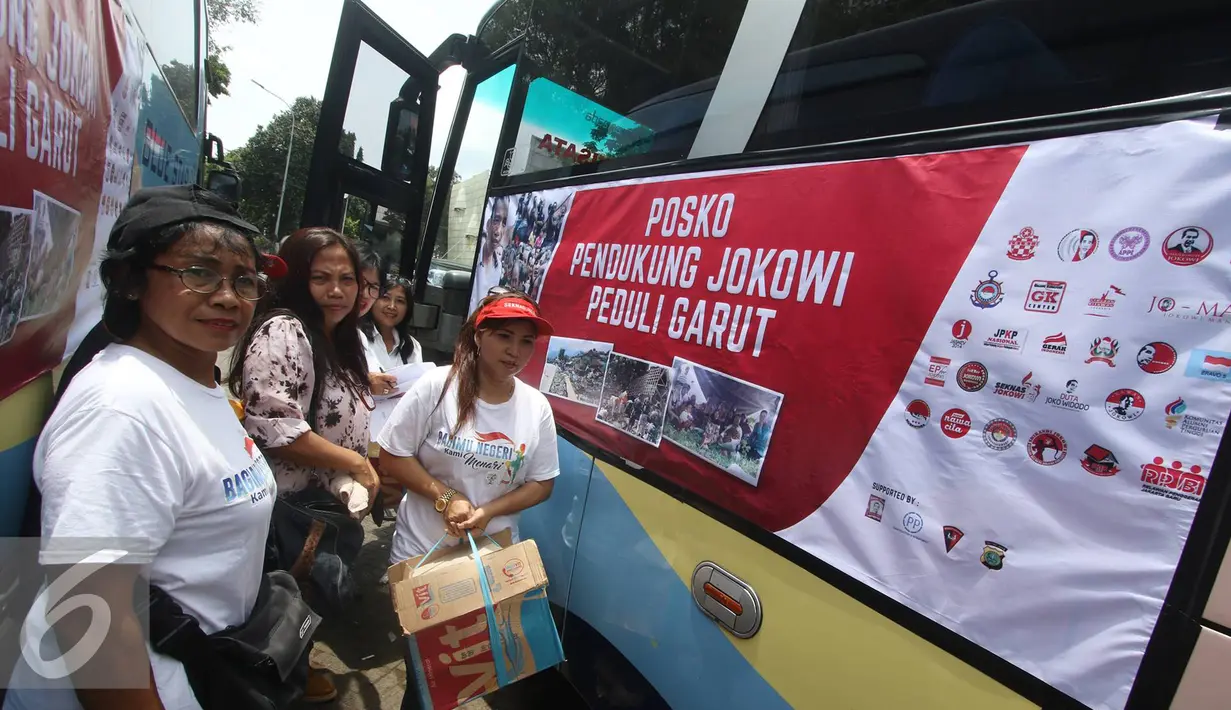Para Relawan Pendukung Jokowi tersebut akan melaksanakan program Peduli Garut selama tiga hari dengan membuat dapur umum serta pemberian alat tulis dan alat masak, Jakarta, Rabu (28/9). (Liputan6.com/Immanuel Antonius) 