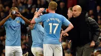 Pelatih Manchester City Pep Guardiola (kanan) memberikan instruksi kepada para pemainnya saat menghadapi Manchester United pada pertandingan Liga Inggris di Etihad Stadium, Manchester, Inggris, Sabtu(7/12/2019). Manchester City kalah 1-2. (AP Photo/Rui Vieira)