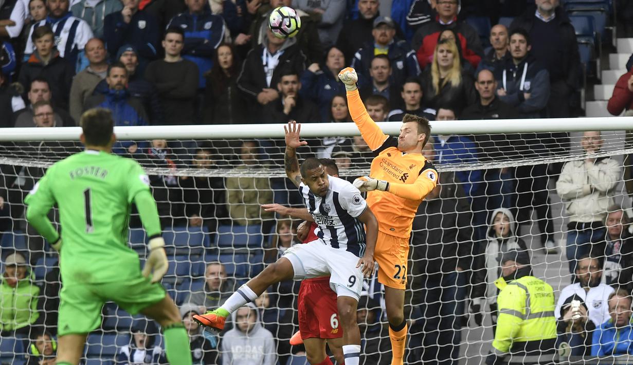 Kiper Liverpool, Simon Mignolet, berusaha menghalau bola kegawangnya. Hasil ini membuat The Reds mengoleksi 66 poin dari 33 laga. ( EPA/Will Oliver)