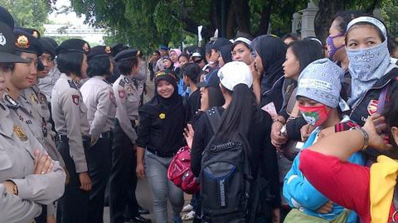 Polwan cantik dan buruh wanita berhadapan di depan Istana