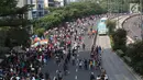 Warga kembali beraktivitas saat car free day (CFD) di Jalan Jenderal Sudirman, Jakarta, Minggu (9/7). Kendaraan bermotor mula dilarang melintasi di ruas Jalan Jenderal Sudirman hingga Jalan MH Thamrin pada Minggu pagi. (Liputan6.com/Immanuel Antonius)