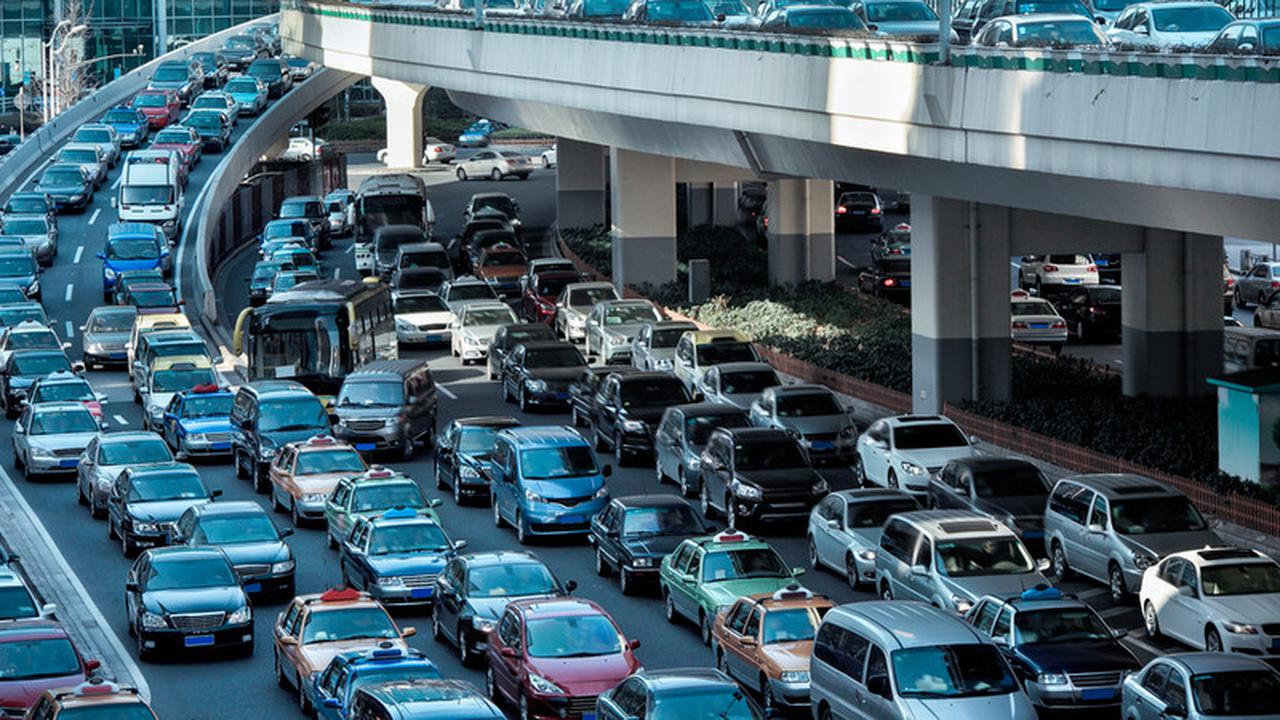Penelitian Sebut Bahwa Sering Kena Macet Bisa Picu Kebiasaan Konsumsi Makanan Cepat Saji