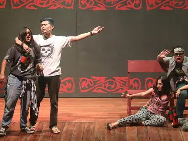  Pemain NHKBP Kebayoran Baru tampil dalam pentas teater bertajuk 'Poda' di Usmar Ismail Hall, Jakarta, Sabtu (2/9). Teater Poda menceritakan hubungan anak dan orangtua sebagai cinta paling dasar dalam kehidupan manusia. (Liputan6.com/Immanuel Antonius)