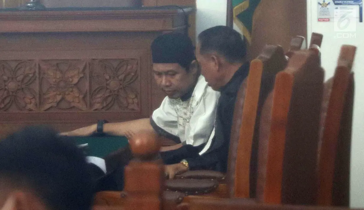 Pimpinan Jamaah Ansharut Daulah (JAD) Zainal Anshori bersama pengacaranya saat menjalani sidang pembubaran di PN Jakarta Selatan, Selasa (24/7). Pimpinan JAD Zainal Anshori tidak mengajukan eksepsi atas dakwaan itu. (Liputan6.com/Immanuel Antonius)