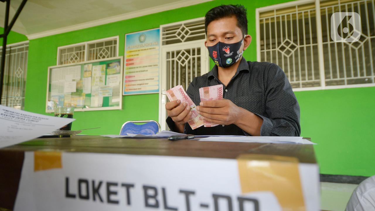 Warga Curug Terima Bantuan Langsung Tunai Dana Desa