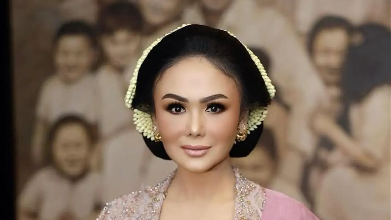 6 Pesona Yuni Shara Berkebaya, Makin Menawan dan Awet Muda di Usia 50 Tahun