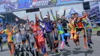 Pebalap yang pernah menimba ilmu di akademi Valentino Rossi, Galang Hendra Pratama (tengah), memberikan pelatihan untuk 13 pebalap muda di Tasikmalaya, Jawa Barat. (Yamaha Indonesia)