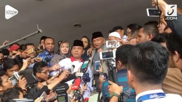 Ketua Dewan Kehormatan PAN Amien Rais selesai diperiksa Polda Metro Jaya setelah 6 jam. Amien Rais merasa dimuliakan oleh polisi.