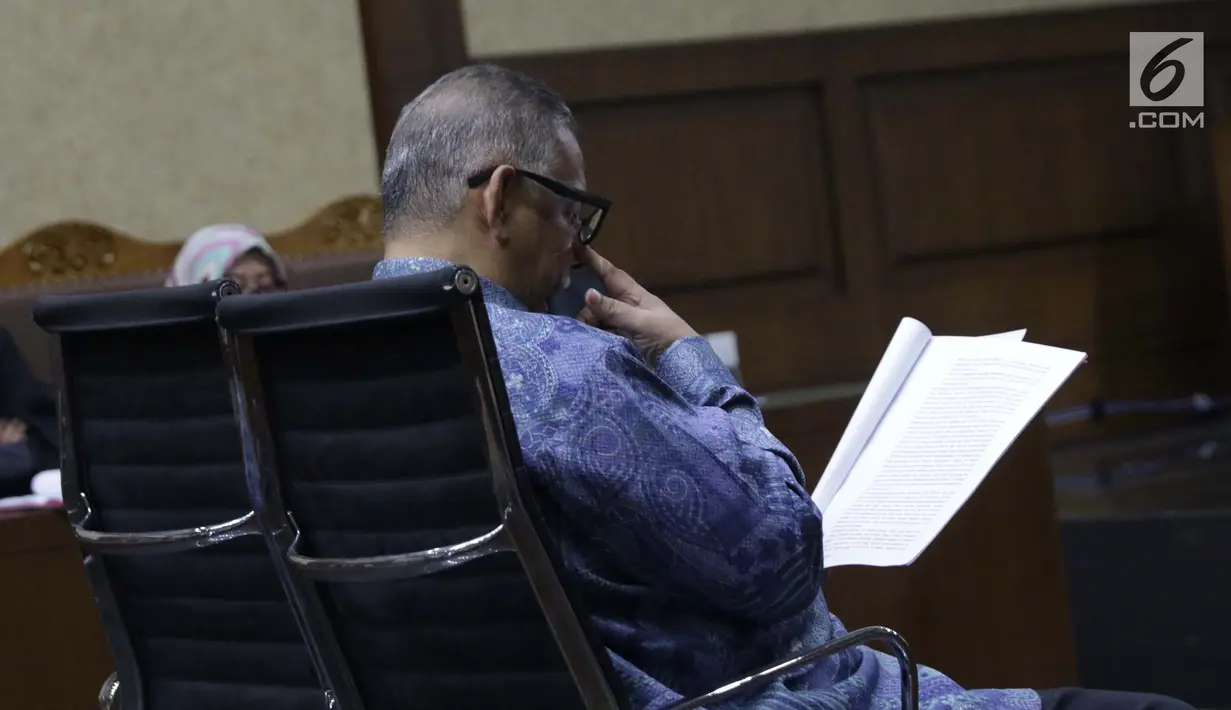 Mantan Direktur Utama PLN, Sofyan Basir saat menjalani sidang perdana kasus dugaan suap proyek PLTU Riau-1 di Pengadilan Tipikor, Jakarta, Senin (24/6/2019). Sidang beragendakan pembacaan dakwaan oleh JPU KPK dan eksepsi oleh penasehat hukum terdakwa. (Liputan6.com/Helmi Fithriansyah)