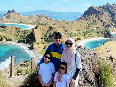 Delapan tahun menjalani biduk rumah tangga, pasangan selebriti yang sudah populer dalam perannya di layar kaca ini selalu tampil kompak. Sudah dikaruniai dua buah hati, kehidupan rumah tangga Icha dan Dude semakin lengkap. Dalam liburannya ini pun tidak lupa keduanya ajak buah hatinya yang masih kecil untuk menikmati indahnya Pulau Padar. (Liputan6.com/IG/@ichasoebandono)