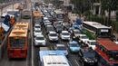 Beberapa pengguna jalan dan armada bus Transjakarta saat melintas di Jalan MH Thamrin, Jakarta, Rabu (4/6/14). (Liputan6.com/Johan Tallo)