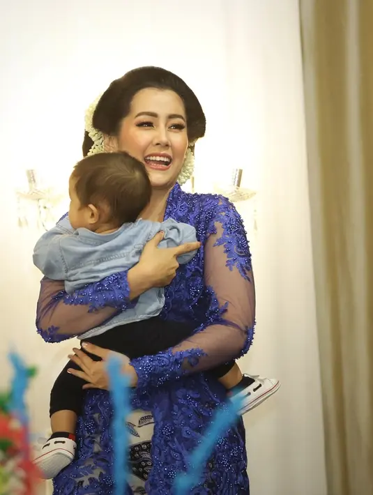 Ardina Rasti dan Arie Dwi Andika Gelar Tedak Siten